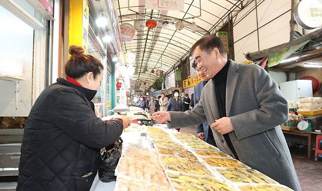 경기도의회 염종현 의장이 설을 앞둔 6일 부천 강남전통시장을 찾아 '찾아가는 현장 도의회' 활동을 벌였다. 경기도의회 제공