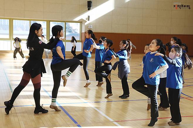 강사 손연희 씨가 치어리딩부 ‘블루웨이브’ 공연반 학생들에게 동작을 가르치고 있다. (ⓒ문화체육관광부 국민소통실, 무단 전재-재배포 금지)