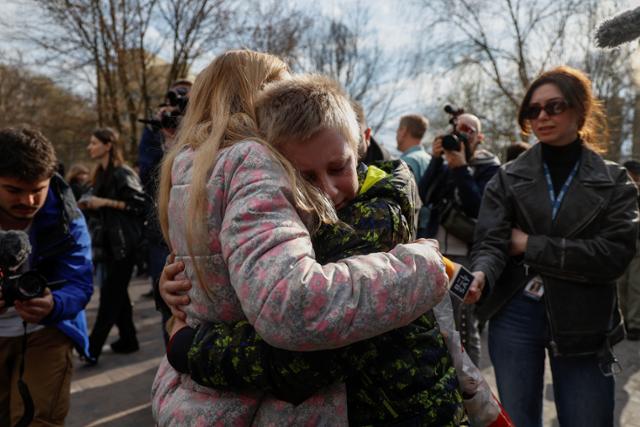 2022년 러시아 점령지인 크림반도에서 열린 여름 캠프에 갔다가 수개월간 억류됐던 한 우크라이나 소년이 2023년 4월 우크라이나 수도 키이우에서 엄마와 다시 만나 포옹하고 있다. 키이우 로이터=연합뉴스