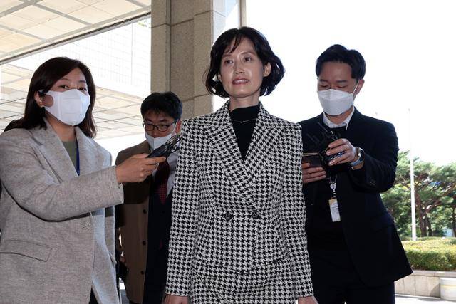 박은정(오른쪽 두 번째) 광주지검 부장검사가 2022년 10월 19일 서울 서초구 서울중앙지검에 출석하고 있다. 뉴시스