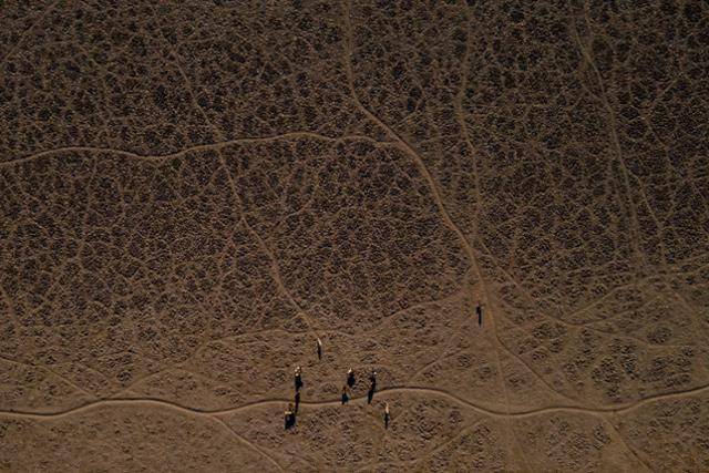 칠레 파이네주에서 2022년 12월 가뭄으로 바싹 말라 붙은 강바닥의 모습. 파이네=AP 연합뉴스