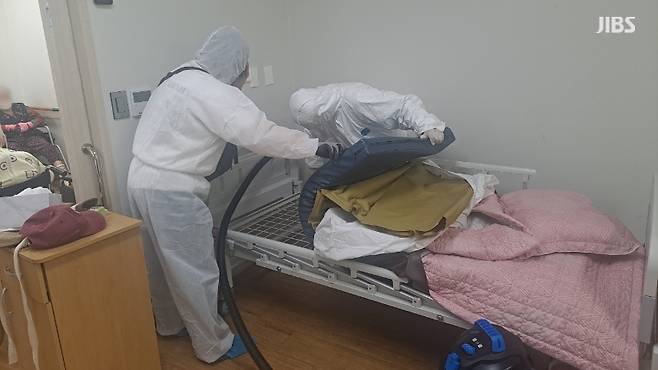 전문 소독업체가 빈대 방역을 실시하는 모습 (사진, 제주자치도)