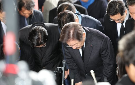 이재명 더불어민주당 대표는 "위성정당에 준하는 준위성정당을 창당하게 된 점을 깊이 사과드린다"며 허리를 숙였다. ‘위성정당 금지’는 2022년 대선 당시의 그의 공약이었다. 뉴스1