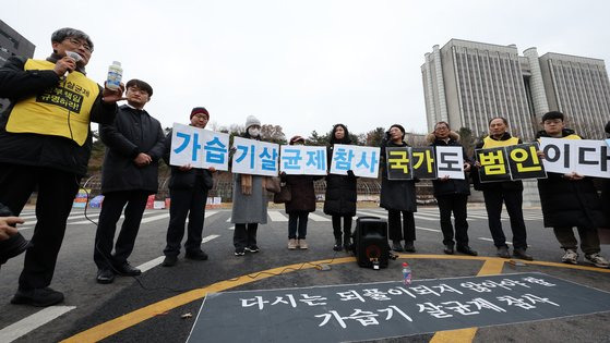 가습기살균제 피해자 등 가족과 환경보건센터 관계자들이 6일 오후 서울 서초구 서울고등법원에서 열린 가습기 실균제 피해자 국가 대상 손해배상 청구 소송 2심에서 피해자 일부 승소 판결에 대한 기자회견을 하고 있다.   뉴스1