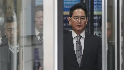 Samsung Electronics Chairman Lee Jae-yong leaves the courtroom after being acquitted during the first sentencing hearing of the \'Illegal Succession to Control of Samsung Group\' case at the Seoul Central District Court in Seocho-gu, Seoul, South Korea, on Friday. All of Samsung\'s former and current executives who went on trial with him were also acquitted. Sung Dong-hoon