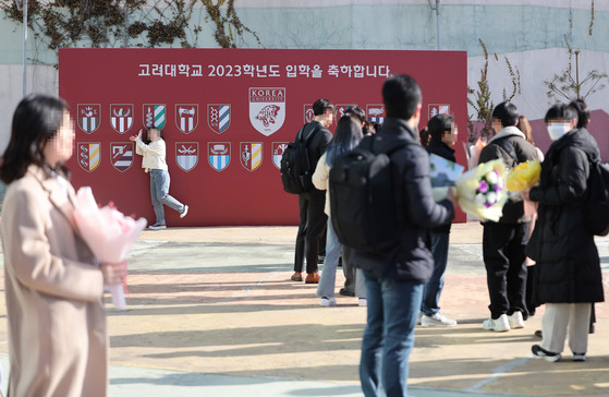 Students line up to take photos during Korea University's matriculation ceremony held in March last year. [YONHAP]