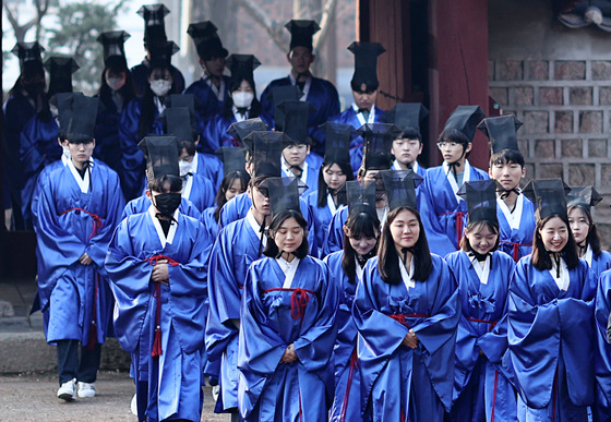 Students participate in Sungkyunkwan University's matriculation ceremony in February last year. [YONHAP]