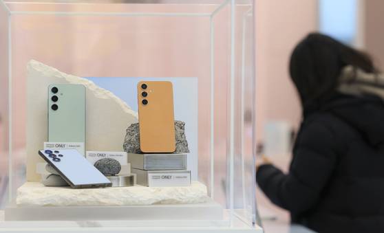 Galaxy S24 series devices are on display at Samsung Gangnam, southern Seoul on Jan. 31. [YONHAP]