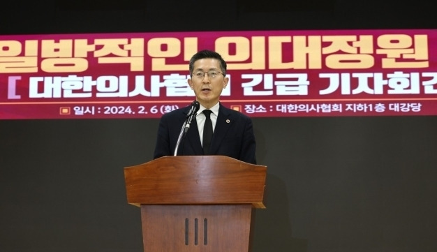 이필수 대한의사협회장이 6일 오전 서울 용산구 대한의사협회 회관에서 열린 정부의 일방적인 의대정원 증원 관련 대한의사협회 긴급 기자회견에서 입장문을 발표하고 있다. 연합뉴스