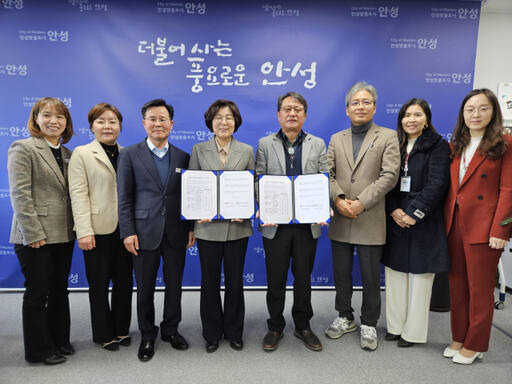 김보라 안성시장이 6일 시장실에서 열린 ‘안성미래교육협력지구를 위한 업무협약 체결식’에서 심상해 안성교육장과 기념촬영을 하고 있다. 박석원기자