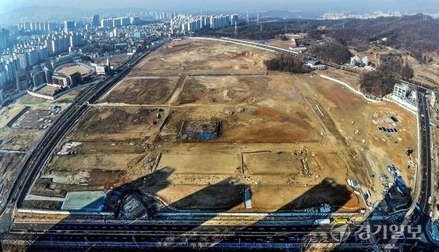 한국농어촌공사의 ‘수원 이목지구 도시개발사업’이 3년 넘게 지연되면서 수분양자들이 대출 이자 부담에 시달리거나 도산 위기에 내몰리고 있다. 사진은 수원특례시 장안구 이목동 475번지 일원 해당 부지. 경기일보DB