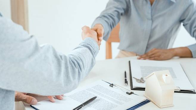 단기납 종신보험 환급률이 다시 도마 위에 오를 조짐이 나타나고 있다./그래픽=이미지투데이