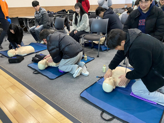 울산소방본부가 5일 울산대에서 가진 심폐소생술(CPR) 교육에서 학생들이 흉부압박 실습을 하고 있다.  울산소방본부 제공