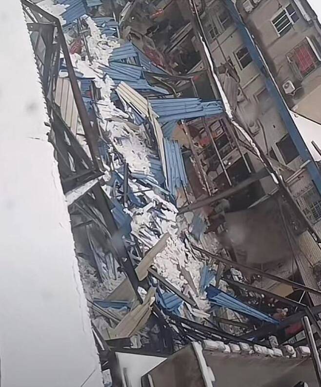 [서울=뉴시스]후난성 이양시 난현의 한 농수산물시장에서는 5일 오전 10시15분(현지시간)께 지붕이 무너지면서 사람이 깔리는 사고가 발생했다. 사고 현장의 모습. <사진출처: 웨이보> 2024.02.06