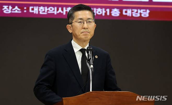 [서울=뉴시스] 김선웅 기자 = 이필수 대한의사협회 회장이 2025학년도 의과대학 정원 증원 정부 발표가 예정된 6일 서울 용산구 대한의사협회에서 긴급 기자회견을 하고 있다. 2024.02.06. mangusta@newsis.com