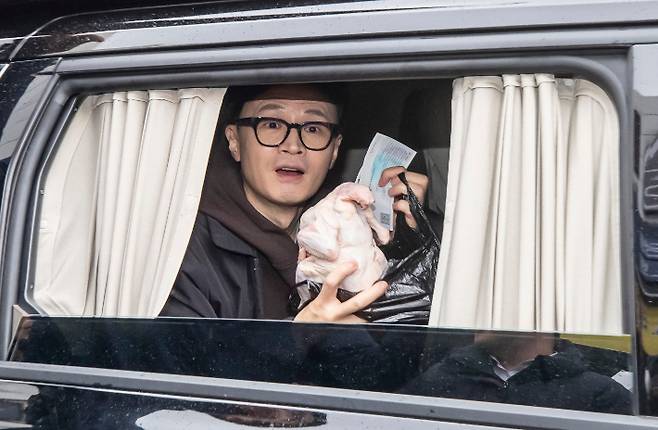 지지자들과 대화하는 한동훈 비대위원장     (서울=연합뉴스) 한종찬 기자 = 국민의힘 한동훈 비상대책위원장이 5일 서울 동대문구 청량리 청과물시장·경동시장을 방문, 차량을 타고 떠나며 지지자들과 대화하고 있다. 2024.2.5 [공동취재]     saba@yna.co.kr (끝)   연합뉴스