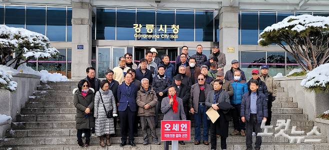 6일 제22대 국회의원선거 강릉선거구 출마 기자회견을 하고 있는 오세인 전 광주고등검찰청 검사장. 전영래 기자