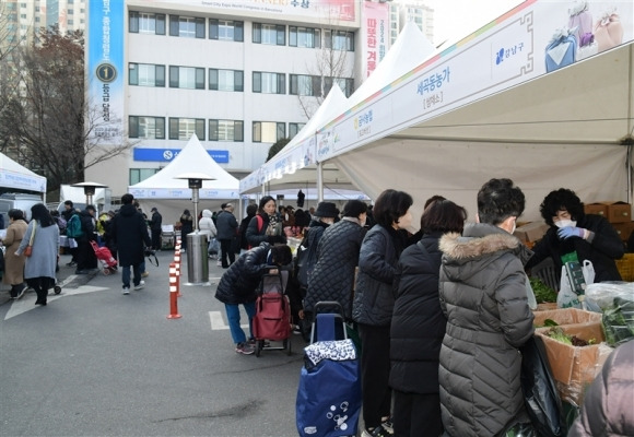 지난달 31일 강남구청 주차장에서 열린 ‘2024 설맞이 직거래 장터’