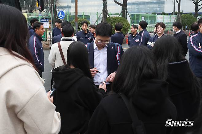 스프링캠프에 떠나기 전 팬들에게 사인해주는 롯데 김민석. 롯데 자이언츠 제공