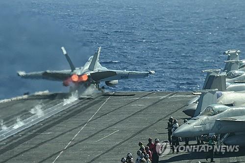 미군 항공모함서 이륙하는 전투기 [AFP 연합뉴스 자료사진. 재판매 및 DB 금지]