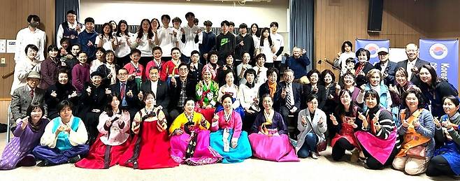 미 한국어교육재단, '타인종과 함께하는 설날 행사' 개최  한국어교육재단은 지난 3일 미국 캘리포니아주 산타클라라시에서 '타인종과 함께하는 설날 행사'를 개최했다. [한국어교육재단 제공]