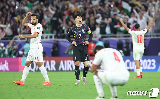 대한민국 축구대표팀 손흥민이 6일(현지시간) 카타르 알라이얀 아흐메드 빈 알리 스타디움에서 열린 2023 아시아축구연맹(AFC) 카타르 아시안컵 4강전 요르단과 대한민국의 경기가 0대2로 마무리 되자 허탈해 하고 있다. 2024.2.7/뉴스1 ⓒ News1 김성진 기자