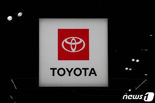 2023년 4월 미국 뉴욕 맨해튼에서 개최된 뉴욕 국제자동차쇼의 도요타 부스에 설치된 로고. 2023.4.5 ⓒ 로이터=뉴스1 ⓒ News1 강민경 기자