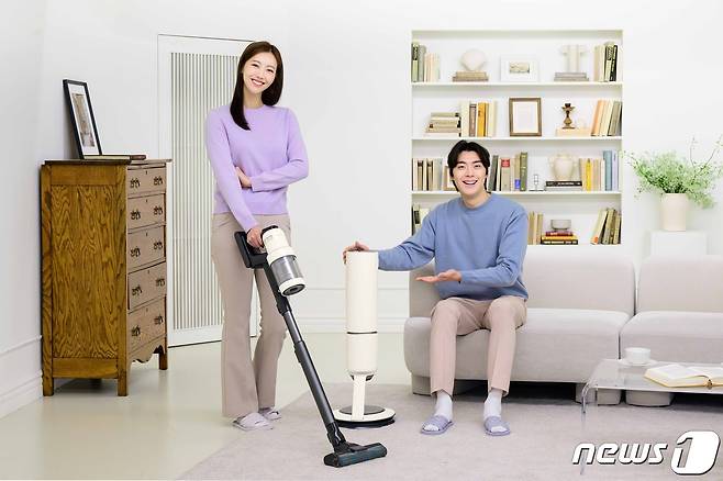 삼성전자가 흡입력, 인공지능 기능을 강화한 무선 스틱 청소기 '2024년형 비스포크 제트 AI'를 8일 출시한다. (삼성전자 제공)