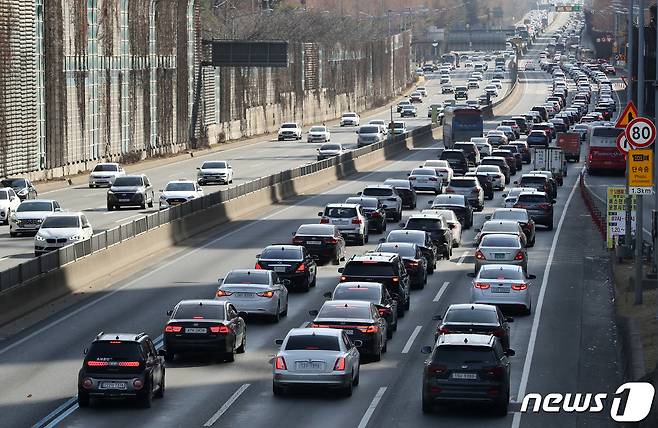 서울 서초구 잠원IC 인근 경부고속도로 상·하행선 일부 구간이 정체를 빚고 있다.  2023.1.24/뉴스1 ⓒ News1 이동해 기자