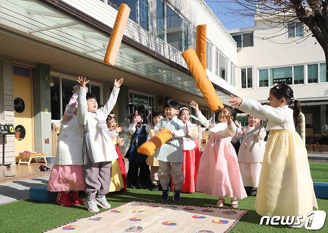 설 명절 연휴를 맞아 대구 도심 곳곳에서 다채로운 행사가 열린다. 사진은 지난해 1월 설 연휴를 앞두고 대구 북구 대원유치원에서 한복을 곱게 차려입은 어린이들이 윷놀이 체험을 하는 모습. 2023.1.19/뉴스1 ⓒ News1 공정식 기자