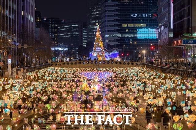 서울 관광객 3000만명 목표 달성을 위해 야간관광을 브랜드화해야 한다는 연구 결과가 나왔다. 서울빛초롱축제 전경. /서울관광재단