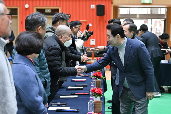 백영현 포천시장 신북면 주민과의 공감소통 간담회 참석 인사 모습(사진제공=포천시청)