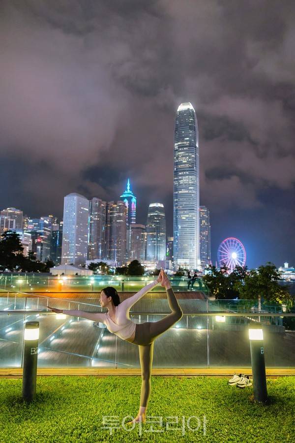 홍콩 하버시티 오션터미널 덱에서 즐기는 선셋 시티요가/ 사진-홍콩관광청