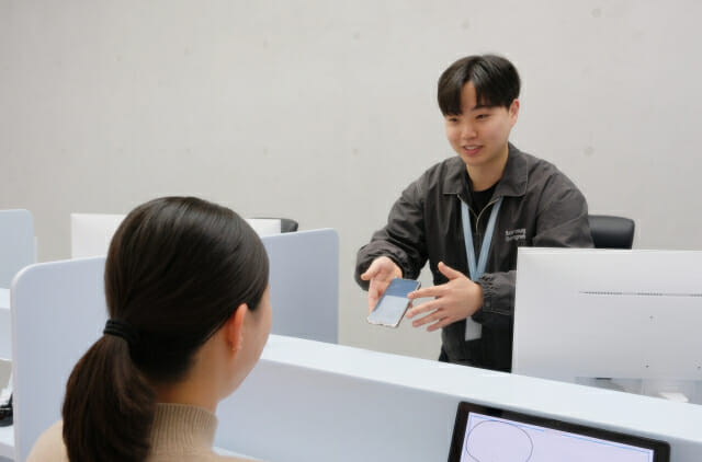 삼성강남센터에 방문한 고객이 휴대폰 상담을 받는 모습(사진=삼성전자서비스)