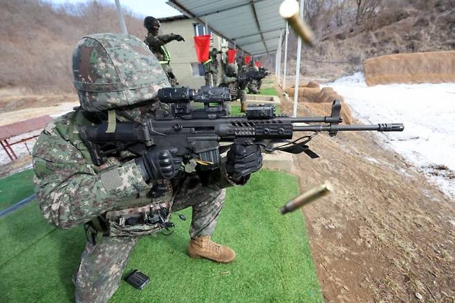 6일 경기도 연천군 소재 검성골사격장에서 열린 사격훈련에서 육군5사단 수색대대 장병들이 탄피받이 없이 사격을 하고 있다. (사진제공=국방일보)