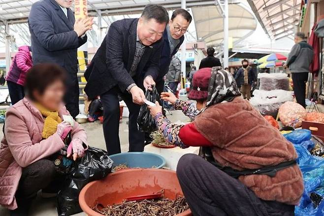 김산 무안군수가 무안 전통시장에서 장보기를 하고 있다. [사진제공=무안군]