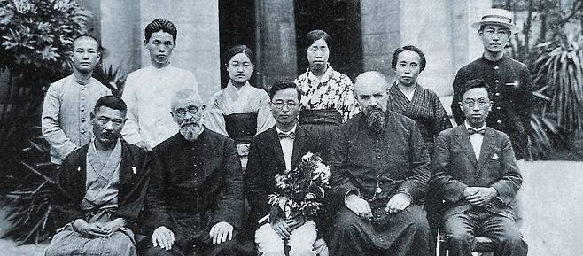 1929년 천주교 세례를 받은 이태규(앞줄 가운데)와 시인 정지용(앞줄 오른쪽 끝). 1931년 조선인 최초로 화학 박사 학위를 받은 이태규는 교토제국대학 교수를 하다 해방 후 귀국해 과학 교육과 후학 양성에 힘써 한국 과학의 토대를 만들었다. 이태규는 동갑내기 친구 시인 정지용이 소개해준 박인근과 결혼했다. 이태규는 정지용의 손에 이끌려 천주교인이 되었다. /이태규 박사 전기