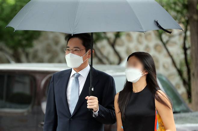 2022년 6월 이재용 삼성전자 회장이 서울 중구 정동제일교회에서 열린 정의선 현대자동차그룹 회장 장녀 진희씨 결혼식에 딸과 함께 참석하고 있다. /뉴스1