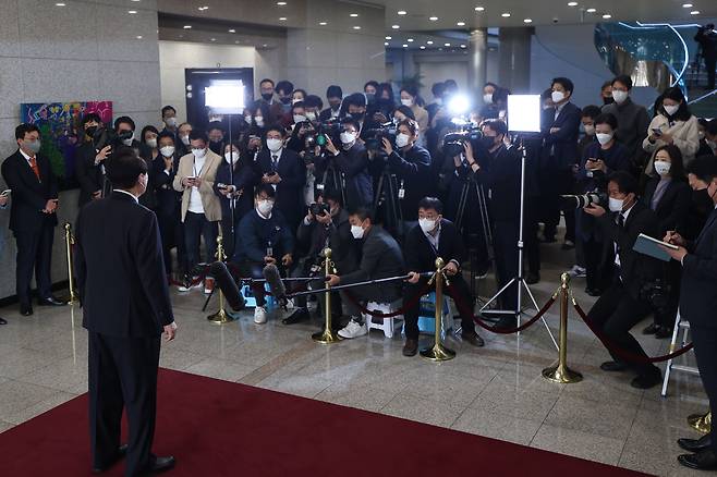 2022년 11월 18일 윤석열 대통령이 오전 용산 대통령실에서 취재진과 출근길 문답(도어스테핑)을 하고 있다. /대통령실