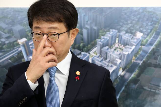 박상우 국토교통부 장관이 지난 1월 30일 오후 경기 군포시청에 마련된 미래도시 지원센터에서 취재진의 질문을 듣고 있다. /뉴스1