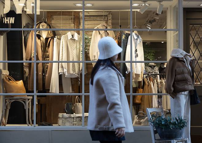 지난달 30일 오후 서울 중구 명동거리 한 상점에 봄 옷이 진열돼 있다. /뉴스1