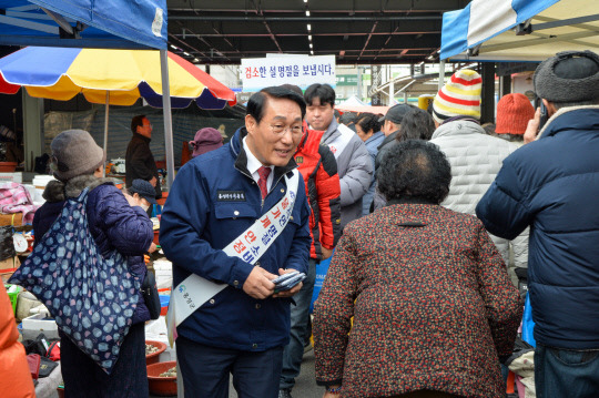 이용록 홍성군수가 홍성전통시장에서 물가안정 및 우리 수산물 소빛촉진 홍보를 하고 있다. 사진=홍성군 제공.