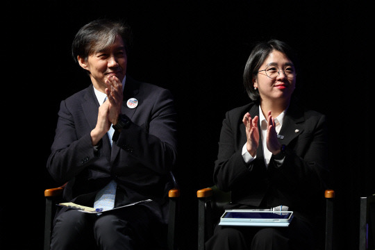 조국 전 법무부 장관과 용혜인 기본소득당 대표가 18일 오후 서울 종로구 노무현시민센터에서 열린 리셋코리아행동 준비세미나 3차에서 박수를 치고 <연합뉴스>