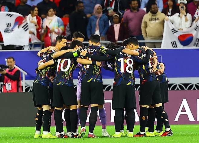 대한민국 축구 국가대표팀 선수들이 7일(한국시간) 카타르 알라이얀 아흐메드 빈 알리 스타디움에서 열린 2023 아시아축구연맹(AFC) 카타르 아시안컵 4강전 대한민국 대 요르단의 경기 시작 전 준비를 하고 있다. 사진=뉴시스