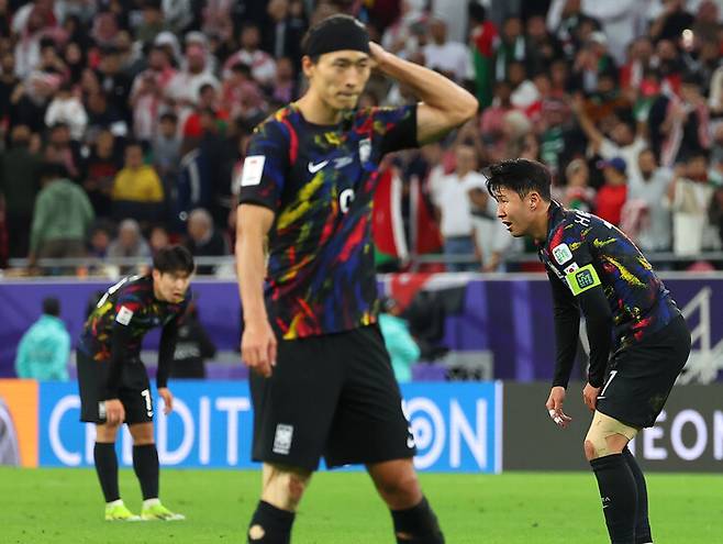 이강인(왼쪽), 조규성(가운데), 손흥민(오른쪽) 등 한국 축구 대표팀 선수들이 7일(한국시각) 카타르 알라이얀 아흐마드 빈 알리 스타디움에서 열린 2023 아시아축구연맹 카타르아시안컵 4강전 요르단과 경기 종료 직전 초조해하고 있다. 알라이얀/연합뉴스