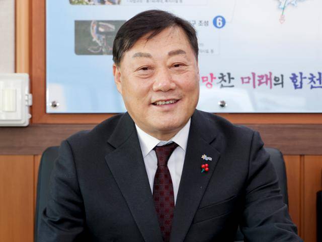 김윤철 합천군수는 한국일보 신년인터뷰에서 "군민과 함께 유지경성(有志竟成)의 자세로 희망찬 미래의 합천을 만들겠다"고 각오를 밝혔다. 합천군 제공