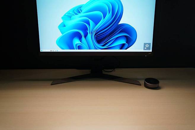 스크린바 헤일로는 모니터 화면에는 영향을 주지 않으면서 주변 공간을 밝혀준다 / 출처=IT동아