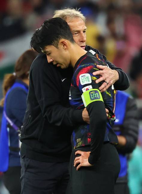 ▲ 6일(현지시간) 카타르 알라이얀 아흐마드 빈 알리 스타디움 열린 2023 아시아축구연맹(AFC) 아시안컵 4강전 한국과 요르단 경기가 끝난 뒤 위르겐 클린스만 감독이 손흥민을 위로하고 있다. 연합뉴스