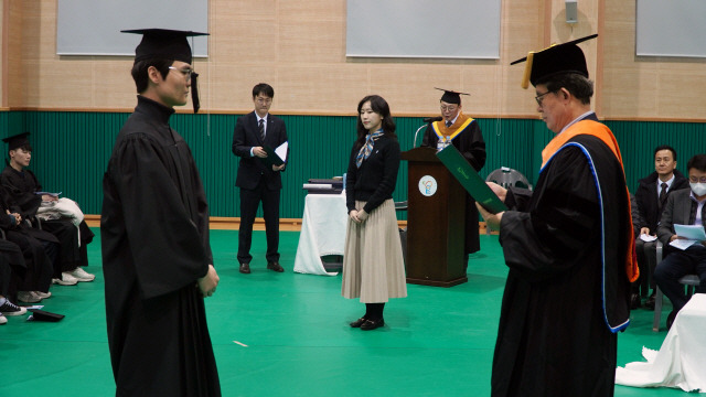 ▲ 한국폴리텍Ⅲ대학 춘천캠퍼스는 7일 춘천 제1캠퍼스 실내체육관에서 2023학년도 학위수여식 및 수료식을 개최했다.(사진=한국폴리텍Ⅲ대학 춘천캠퍼스 제공)