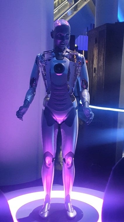 라스베이거스의 초대형 공연장 스피어 내에 있는 휴머노이드 AI 로봇 '아우라'  사진 : 최진석 특파원